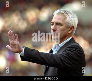 (Dpa) - Dortmund Kopf Trainer Bert van Marwijk Gesten in Richtung seiner Spieler in der deutschen Bundesliga zwischen VFB Stuttgart und Borussia Dortmund am Gottlieb-Daimler-Stadion in Stuttgart, Deutschland, 16. Oktober 2004 entsprechen. Stuttgart gewann 2: 0 und jetzt an der Spitze der Liga Tabellenführer. Stockfoto