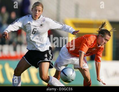 (Dpa) - kämpft mit ihrer holländischen Gegnerin Marjan Brouwer in der internationalen Freundschaftsspiel zwischen Deutschland und den Niederlanden im Ludwig-Jahn-Stadium in Berlin, Deutschland, Donnerstag, 14. Oktober 2004 deutscher Fußballspieler Viola Odebrecht (L) für den Ball. Stockfoto