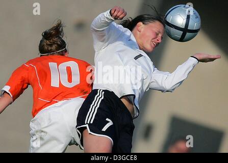 (Dpa) - deutscher Fußballspieler Pia Wunderlich (R) in einer Überschrift Duell mit ihrer holländischen Gegnerin Marjan Brouwer in der internationalen Freundschaftsspiel zwischen Deutschland und den Niederlanden im Ludwig-Jahn-Stadium in Berlin, Deutschland, Donnerstag, 14. Oktober 2004. Stockfoto