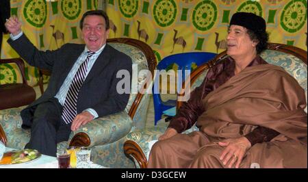 (Dpa) - deutsche Bundeskanzler Gerhard Schröder (L) führt Gespräche mit Gaddafi Muammar Gaddafi (R) in einem traditionellen Zelt in Tripolis, Libyen, Donnerstag, 14. Oktober 2004. Schröder kam hier Donnerstagabend zum Auftakt seiner ersten zweitägigen Besuch nach Libyen, die erste jemals von einem deutschen Führer in 25 Jahren. Auf politischer Ebene, Beamte in Berlin sagte, dass der Besuch auf Förderung L Stockfoto