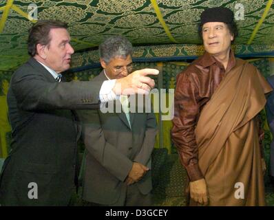 (Dpa) - deutsche Bundeskanzler Gerhard Schröder (L) trifft Gaddafi Muammar Gaddafi (R) für Gespräche in einem traditionellen Zelt in Tripolis, Libyen, Donnerstag, 14. Oktober 2004. Schröder kam hier Donnerstagabend zum Auftakt seiner ersten zweitägigen Besuch nach Libyen, die erste jemals von einem deutschen Führer in 25 Jahren. Auf politischer Ebene, Beamte in Berlin sagte, dass der Besuch auf Förderung Li Stockfoto