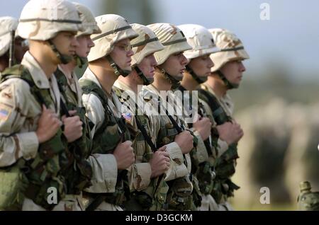 (Dpa) - nach der Rückkehr aus dem Irak uns Soldaten der 1. Panzerdivision stehen in der Schlange vor einem Armeestützpunkt in Wiesbaden, Deutschland, 7. Oktober 2004. Stockfoto