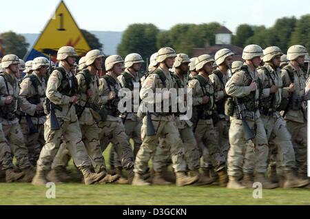 (Dpa) - nach der Rückkehr aus dem Irak, US-Soldaten der 1. Panzerdivision März auf einem Armeestützpunkt in Wiesbaden, Deutschland, 7. Oktober 2004. Stockfoto