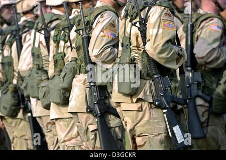 (Dpa) - nach der Rückkehr aus dem Irak, US-Soldaten der 1. Panzerdivision stehen in der Schlange vor einem Armeestützpunkt in Wiesbaden, Deutschland, 7. Oktober 2004. Stockfoto