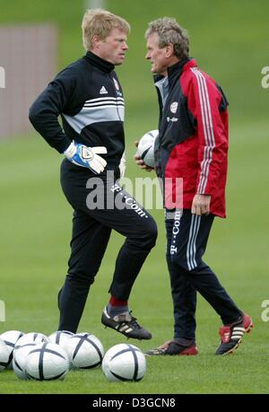 (Dpa) - Bayern München Torwart Oliver Kahn (L), steht gegenüber seinem Torwart-Trainer Sepp Maier während einer Trainingseinheit in München, Deutschland, 11. Oktober 2004. Sepp Maier wurde entlassen als Torwarttrainer für die deutsche Fußball-Nationalmannschaft am Sonntag, 10. Oktober, nach seinen Ausführungen, dass Arsenal-Keeper Lehmann vergessen konnten erste Wahl Oliver Kahn in der Nation zu ersetzen Stockfoto