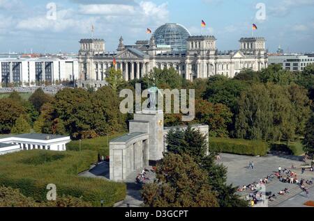 (Dpa) - Blick auf das Sowjetische Ehrenmal vor dem Deutschen Reichstag, dem Sitz des Deutschen Bundestages in Berlin, Deutschland, 3. Oktober 2004. Stockfoto