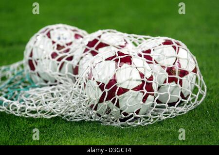 (Dpa) - liegen neue offizielle UEFA Champions League-Kugeln von Adidas in einem Netz neben dem Platz in der Champions League-Spiel zwischen Bayern München und Ajax Amsterdam im Olympiastadion in München, 28. September 2004. Die neue "Finale" bietet wichtige Verbesserungen gegenüber älteren Kugeln wie die Power-Balance-Technologie mit Features wie einem überlegenen PU plus sehr Resili Oberfläche Stockfoto