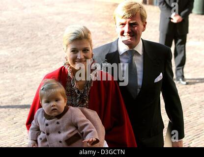 (Dpa) - Kronprinzessin Maxima der Niederlande trägt ihre Tochter Prinzessin Amalia, als sie mit ihrem Ehemann Kronprinz Willem-Alexander zur Taufe der kleine Prinz Claus-Casimir Schloss Het Loo in Apeldoorn, Niederlande, 10. Oktober 2004 ankommt. Stockfoto