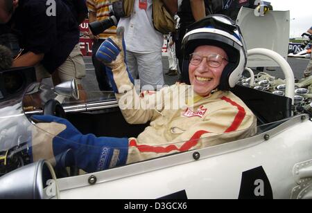 (Dpa) - Brite John Surtees, ehemaliger Formel 1 Weltmeister, lacht mit seinem Daumen oben im Cockpit seiner 1965 Honda in Suzuka, Japan, 10. Oktober 2004. Surtees, der am 11. Februar 1934 geboren wurde, begann ein Veteran Rennen im Rahmenprogramm des Grand Prix in Suzuka. Er ist der älteste Formel 1 Weltmeister, der noch am Leben ist. Stockfoto