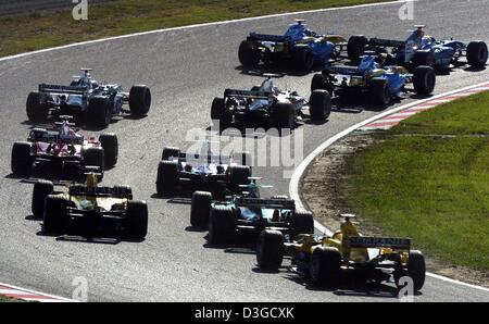 (Dpa) - Formel-1-Rennwagen in die Hintergrundbeleuchtung beim Start des Grand Prix in Suzuka, Japan, 10. Oktober 2004 Leuchten. Stockfoto