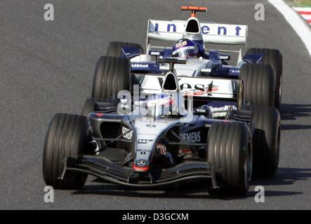 (Dpa) - Laufwerke finnischen Formel-1-Rennfahrer Kimi Raeikkoenen (McLaren-Mercedes) vor kolumbianische Formel-1-Fahrer Montoya (BMW-Williams) während des Grand Prix auf der Rennstrecke in Suzuka, Japan, 10. Oktober 2004. Stockfoto