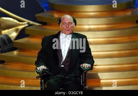 (Dpa-Dateien) - US-Schauspieler Christopher Reeve bei der Verleihung der World Awards in Hamburg, Deutschland, 22. Oktober 2003 spricht. Christopher Reeve, der Schauspieler, der zu internationalem Ruhm als der-Comic-Helden Superman katapultiert, bevor ein Unfall ihn Real-Life querschnittsgelähmt machte, kämpfte zurück zu einer renommierten Sprecher für Behinderte, starb an Herzversagen in New York, USA Stockfoto