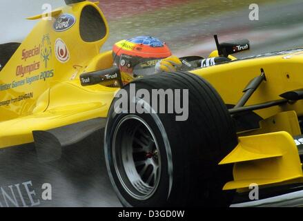 (Dpa) - Rennen deutsche Formel 1 Fahrer Timo Glock (Team Jordan) durch strömenden Regen beim freien Training in Suzuka International Racing Course in Suzuka, Japan, 8. Oktober 2004. Wegen einen herannahenden Taifun könnte Rennen am Samstag abgesagt werden. Der Grand Prix von Japan wird voraussichtlich am Sonntag, 10. Oktober 2004 stattfinden. Stockfoto