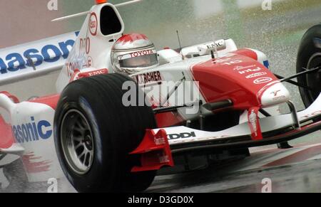 (Dpa) - Rennen italienischer Formel-1-Fahrer Jarno Trulli (Toyota Team) durch strömenden Regen beim freien Training in Suzuka International Racing Course in Suzuka, Japan, 8. Oktober 2004. Es wurde Trullis ersten offiziellen Auftritt in einem Toyota-Cockpit nach seinem Eintritt in das japanische Team von Renault nur wenige Wochen zuvor. Wegen einen herannahenden Taifun könnte Rennen am Samstag abgesagt werden. Stockfoto