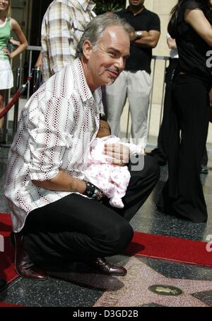 (Dpa) - Schauspieler Billy Bob Thornton mit seiner Tochter Bella posiert vor seinen Stern auf dem Walk of Fame in Hollywood, 7. Oktober 2004. Stockfoto