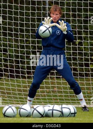 (Dpa) - Jens Lehmann, Torhüter der deutschen Fußball-Nationalmannschaft praktiziert in München, Deutschland, Mittwoch, 6. Oktober 2004. Das deutsche Team trifft Irans Nationalmannschaft für ein Freundschaftsspiel in Teheran, Iran, Samstag, 9. Oktober 2004. Stockfoto