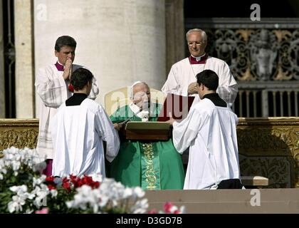 (Dpa) - Papst Johannes Paul II beatifies der letzte österreichische Kaiser Karl i. von Habsburg (1887-1922) und Nonne Anna Katharina Emmerick (1774-1824) auf dem Petersplatz im Vatikan, 3. Oktober 2004. Tausende Österreicher, einschließlich des Sohnes von dem letzten Wien-Kaiser - 91-j hrige Otto von Habsburg- und europäischen Hochadels versammelten sich in dem Petersplatz zur Seligsprechung. P Stockfoto