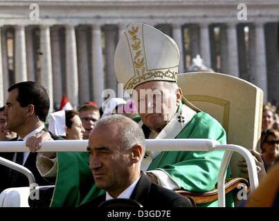 (Dpa) - Papst Johannes Paul II auf seinem Papamobil ankommt, um die Seligsprechung des letzten österreichischen Kaisers Karl i. von Habsburg (1887-1922) und Nonne Anna Katharina Emmerick (1774-1824) auf dem Petersplatz im Vatikan, 3. Oktober 2004. Tausende Österreicher, einschließlich des Sohnes von dem letzten Wien-Kaiser - 91-j hrige Otto von Habsburg- und europäischen Hochadels versammelten sich in St. Stockfoto