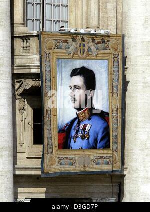 (Dpa) - ein Bild von der letzte österreichische Kaiser Karl i. von Habsburg (1887-1922) ist während seiner Seligsprechung-Zeremonie auf dem Petersplatz im Vatikan, 3. Oktober 2004 gesehen. Tausende Österreicher, einschließlich des Sohnes von dem letzten Wien-Kaiser - 91-j hrige Otto von Habsburg- und europäischen Hochadels versammelten sich in dem Petersplatz zur Seligsprechung. Papst Johannes Paul II Stockfoto