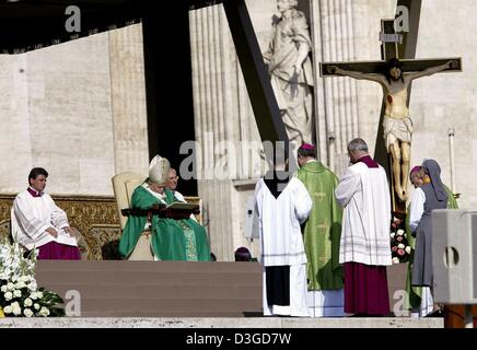 (Dpa) - Papst Johannes Paul II beatifies der letzte österreichische Kaiser Karl i. von Habsburg (1887-1922) und Nonne Anna Katharina Emmerick (1774-1824) auf dem Petersplatz im Vatikan, 3. Oktober 2004. Tausende Österreicher, einschließlich des Sohnes von dem letzten Wien-Kaiser - 91-j hrige Otto von Habsburg- und europäischen Hochadels versammelten sich in dem Petersplatz zur Seligsprechung. P Stockfoto