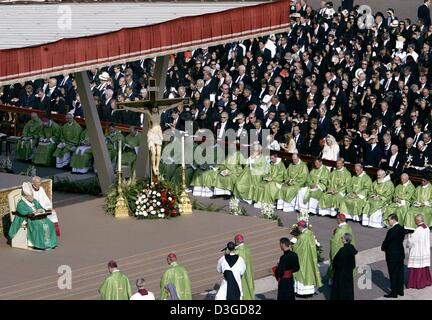 (Dpa) - Priester und Mitglieder des europäischen Hochadels hören, Papst John Paul II (L) während der Zeremonie der Seligsprechung des letzten österreichischen Kaisers Karl i. von Habsburg (1887-1922) und Nonne Anna Katharina Emmerick (1774-1824) auf dem Petersplatz im Vatikan, 3. Oktober 2004. Tausende von Österreicher, darunter des Sohnes des letzten Wiener Kaiser - 91-j hrige Otto von Habsbu Stockfoto