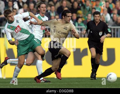 (Dpa) - zieht Bremer Ivan Klasnic (L) Bayerns Owen Hargreaves durch das t-Shirt (C) während der Bundesliga Fußball-Spiel gegen SV Werder Bremen und FC Bayern München in Bremen, Deutschland, 2. Oktober 2004. In den Hintergrund (L) Bremer Tim Borowski. Bayern 2: 1 gewonnen. Stockfoto