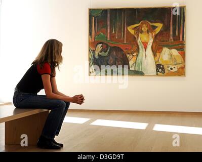 (Dpa) - schaut ein Mitarbeiter das Gemälde "Ashes" (1925-29) von norwegischen Malers Edvard Munch (1863-1944) in der Kunstgalerie in Emden, Deutschland, 30. September 2004. Die Ausstellung "Edvard Munch - Bilder aus Norwegen" läuft vom 3. Oktober 2004 bis 16. Januar 2005. Es ist die umfangreichste Übersicht von Munchs Arbeit noch in Deutschland zu sehen. Stockfoto