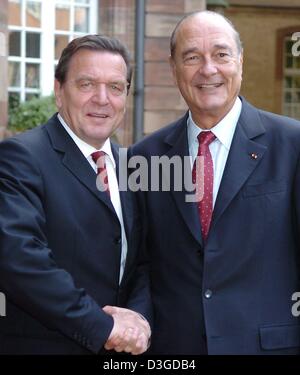 (Dpa) - French President Jacques Chirac (R) schüttelt Hände mit Bundeskanzler Gerhard Schroeder vor der Präfektur in Straßburg, Frankreich, 1. Oktober 2004. Chirac und Schröder treffen zu bilateralen Gesprächen, die im Jahr 2001 in regelmäßigen Abständen stattfinden vereinbart wurden. Stockfoto