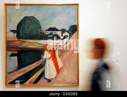 (Dpa) - ein Mitarbeiter blickt auf das Gemälde "Mädchen auf der Brücke" norwegischen Malers Edvard Munch (1863-1944) in der Kunstgalerie in Emden, Deutschland, 30. September 2004. Die Ausstellung "Edvard Munch - Bilder aus Norwegen" läuft vom 3. Oktober 2004 bis 16. Januar 2005. Es ist die umfangreichste Übersicht von Munchs Arbeit noch in Deutschland zu sehen. Stockfoto