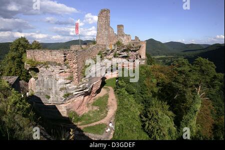 (Dpa) - Blick auf die Burgruine der Umgebung in der Nähe von Dahn, Deutschland, 16. September 2004. Die so genannte "Altdahner Burgen" (Altdahner Burgen) finden Sie auf eine große Felsformation westlich von Dahn in Süd-Pfalz, Deutschland. Diese Gruppe von Burgen besteht aus der primären Burg genannt "Umgebung", erbaut um 1100, "Grafendahn", erbaut um 1250 und "Tanstein", etwa 1340 gebaut. Stockfoto