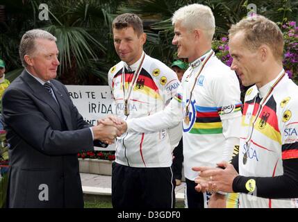 (Dpa) - der Präsident von der International Cycling Union (UCI), Hein Verbruggen (L), vergibt die Medaillen für das Einzelzeitfahren der letztjährigen cycling World Championships an Radfahrer (R-L) Uwe Peschel (Team Gerolsteiner), Michael Rogers (Team Quick Step-Davitamon) und Michael Rich (Team Gerolsteiner) in Bardolino, Italien, 29. September 2004. Da Vorjahressieger David Mill Stockfoto
