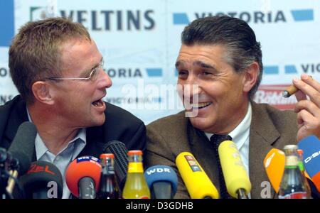 (Dpa) - der neue Cheftrainer der deutschen Fußballverein Schalke 04, Ralf Rangnick (L) lächelt während einer Pressekonferenz mit Schalke-Manager Rudi Assauer in Gelsenkirchen, Deutschland, Dienstag, 28. September 2004. Rangnick am Dienstag unterschrieb einen zwei-Jahres-Vertrag als Trainer des Bundesligisten Schalke 04 in Folge von Jupp Heynckes. Stockfoto