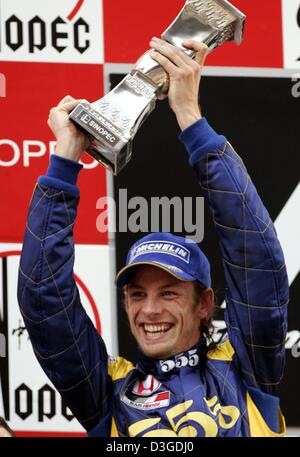 (Dpa) - britische Formel 1-Fahrer Jenson Button (BAR-Honda Team) wirft den Cup nach einem zweiten Platz in der chinesischen Grand Prix auf dem neuen Shanghai International Circuit in Shanghai, China, 26. September 2004. Brasilianische Fahrer Rubens Barrichello (Team Ferrari) gewann das Rennen vor Button und Finnlands Kimi Raeikkoenen (Team McLaren-Mercedes). Stockfoto