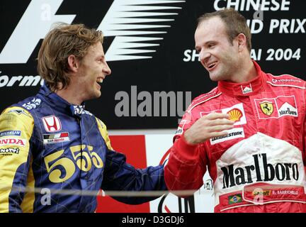 (Dpa) - britische Formel1-Fahrer Jenson Button (L, Team BAR-Honda) und brasilianische Fahrer Rubens Barrichello (Team Ferrari) Lächeln auf dem Podium nach dem chinesischen Grand Prix auf dem neuen Shanghai International Circuit in Shanghai, China, 26. September 2004. Das Rennen wurde von Barrichello vor Button und Finnlands Kimi Raeikkoenen (Team McLaren-Mercedes) gewonnen. Stockfoto