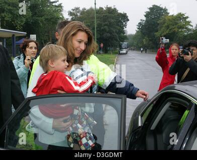 (Dpa) - ehemalige deutsche Tennisspielerin Steffi Graf mit ihrem Sohn Jaden Gil verlässt das Stadion nach ein Charity-Fußball-Spiel in Berlin, 26. September 2004. Die Erlöse gehen an Steffi Grafs Stiftung "Children for Tomorrow". Stockfoto