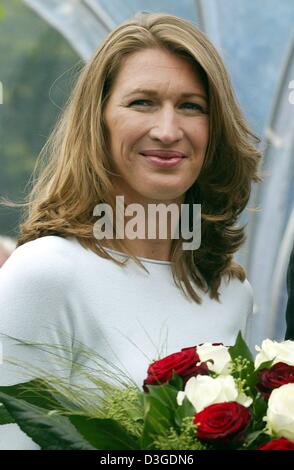 (Dpa) - steht der ehemalige deutsche Tennisstar Steffi Graf auf dem Center Court des ehemaligen Rot-Weiss Tennisclub, die in "Steffi Graf Stadion" in Berlin, 25. September 2004 umbenannt wurde. In einem feierlichen Festakt wurde für ihre Leistungen im deutschen Tennis und die German Open der 35 Jahre alte Tennis-Legende geehrt. Mit neun Siegen ist Graf das Turnier Rekordhalter. Stockfoto