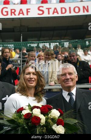 (Dpa) - der ehemalige deutsche Tennis star Steffi Graf steht neben Bundesinnenminister Otto Schily am Center Court des ehemaligen Rot-Weiss Tennisclub, die in "Steffi Graf Stadion" in Berlin, 25. September 2004 umbenannt wurde. In einem feierlichen Festakt wurde für ihre Leistungen im deutschen Tennis und die German Open der 35 Jahre alte Tennis-Legende geehrt. Mit neun Siegen Graf ist die Stockfoto