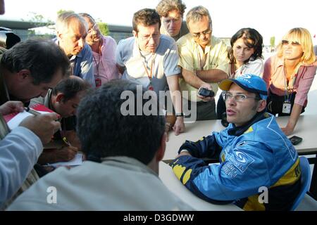 (Dpa) - kanadische Formel 1 pilot Jacques Villeneuve gibt Interviews auf die neue Formel 1 Rennstrecke in Shanghai, China, Donnerstag, 23. September 2004. Ex-Weltmeister Villeneuve in den nächsten drei Rennen ersetzt Jarno Trulli, unterzeichnet mit Toyota. In der kommenden Saison werden Villeneuve Stammfahrer mit dem Schweizer Sauber-Team. Die chinesischen Grand Prix, die ersten ev Stockfoto