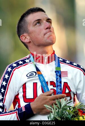 (Dpa-Dateien) - Gold-Medaillengewinner Tyler Hamilton der USA bei der Siegerehrung der Veranstaltung Rad Zeitfahren bei den Olympischen Spielen 2004 in Athen 18. August 2004. Tyler Hamilton konnte einen Bluttest, der bestimmt, positiven leistungssteigernden Bluttransfusionen, spanische Medien berichteten am Dienstag, 21. September 2004. Spanische Zeitungen sowie der französischen Zeitung l ' Equipe, Stockfoto