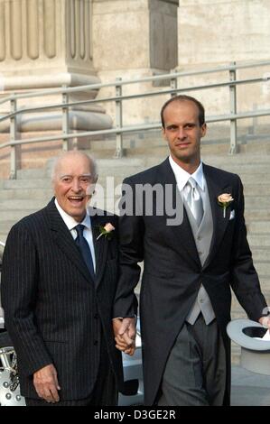 (Dpa) - Filmproduzent und Ehemann von Sophia Loren, Carlo Ponti (L), kommt mit ihrem Sohn Edoardo Ponti, ihrem Sohn Carlo Hochzeit an der St.-Stephans-Basilika in Budapest, Ungarn, 18. September 2004. Stockfoto