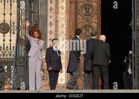 (Dpa) - italienische Filmdiva Sophia Loren "Wellenlinien" während (von L:) ihr ältester Sohn, Carlo Ponti Jr., ihr jüngerer Sohn Edoardo Ponti und ihr Ehemann, Filmproduzent Carlo Ponti, die Kirche vor ihrem Sohn geben Sie Carlo an der St.-Stephans-Basilika in Budapest, Ungarn, 18. September 2004 Hochzeit. Stockfoto