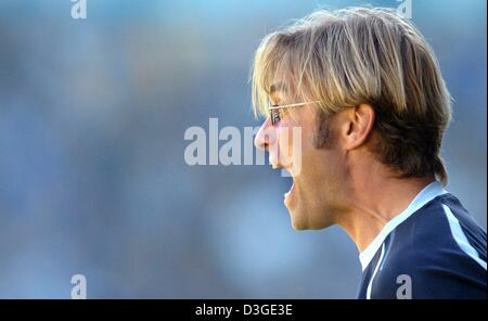 (Dpa) - Mainz "Fußball-Trainer Juergen Klopp ruft Rat bei seinen Spielern während der Bundesliga-Fußball-Spiel gegen Arminia Bielefeld und FSV Mainz 05 in Bielefeld, Deutschland, 18. September 2004. Das Spiel endete mit einem 1: 1-Unentschieden. Stockfoto