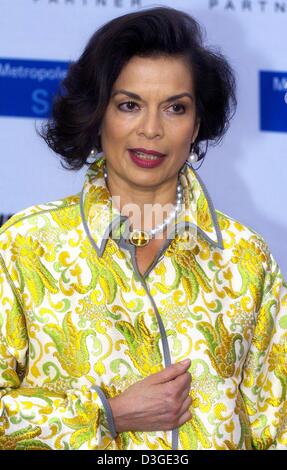 (Dpa-Dateien) - sozialer Aktivist Bianca Jagger, der Rolling Stones verheiratet war führen Sänger Mick Jagger von 1971-79, kommt zu den Frauen World Award Zeremonie in Hamburg, 9. Juni 2004. Jagger mit Recht Livelihood Award 2004 geehrt wird, wurde es in der südlichen indischen Stadt Hyderabad am Montag, 20. September 2004 angekündigt. Geboren 1945 in Nicaragua, hat Bianca Jagger Biene Stockfoto