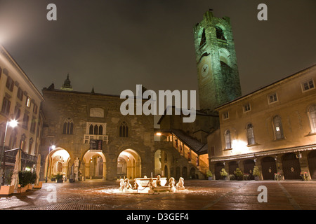 Bergamo - Piazza Vecchia in der Nacht Stockfoto