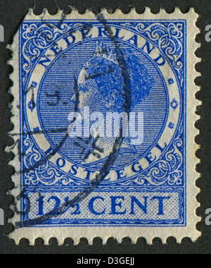Niederlande - ca. 1928: Eine Briefmarke gedruckt in den Niederlanden zeigt Bild von Wilhelmina (1880-1962), Königin Regnant von Niederlande, ca. 1928. Stockfoto