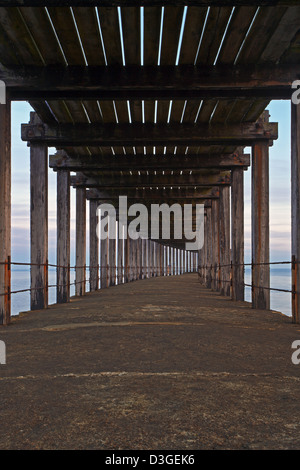 Unterhalb die Promenade auf Whitby West Pier als es Kurven sanft entfernt, in die Ferne. Stockfoto