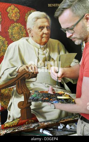 Auf seine zweite Porträt des Abschieds Papst Benedict XVI. in seinem Studio in Leipzig, Deutschland, 19. Februar 2013 arbeitet der Künstler Michael Triegel "Papstmaler" ("Papst-Maler") genannt. 1 m hoch und 72 cm breite Porträt ist ein Auftragswerk für die deutsche Botschaft an den Apostolischen Stuhl in Rom. Es soll als Leihgabe nach Rom an Joseph Ratzingers Geburtstag am 16. April 2013 geliefert werden. Foto: Waltraud Grubitzsch Stockfoto