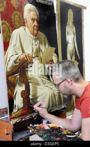 Auf seine zweite Porträt des Abschieds Papst Benedict XVI. in seinem Studio in Leipzig, Deutschland, 19. Februar 2013 arbeitet der Künstler Michael Triegel "Papstmaler" ("Papst-Maler") genannt. 1 m hoch und 72 cm breite Porträt ist ein Auftragswerk für die deutsche Botschaft an den Apostolischen Stuhl in Rom. Es soll als Leihgabe nach Rom an Joseph Ratzingers Geburtstag am 16. April 2013 geliefert werden. Foto: Waltraud Grubitzsch Stockfoto