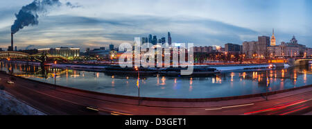 Panorama Abend Blick auf die Moskwa, Kiewer Bahnhof und Wolkenkratzer von internationalen Businesscenter Stockfoto
