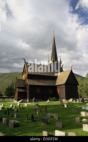 Alte hölzerne Daube Kirche in der norwegischen Landschaft Stockfoto